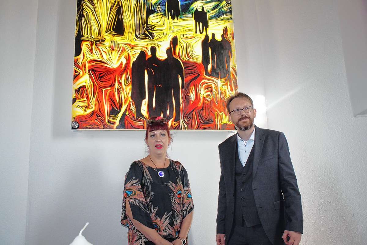 Rümmingens ehemaliger Pfarrer und Initiator des Fensters Dirk Fiedler mit der Künstlerin Katrin Engel-Meyer von der Glasmalerei Sattler aus dem bayerischen Scheuring, die den Entwurf Harald Glööcklers realisiert hat.