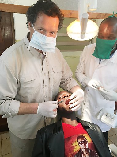 Hans-Jürgen Weh bei der Behandlung eines afrikanischen Patienten  Foto: zVg Foto: mek