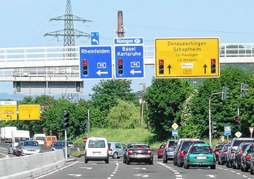 Der Lörracher Autobahnanschluss „Hasenloch“ ist einer der am stärksten belasteten Knotenpunkte im Regierungsbezirk Freiburg.
Foto: Archiv Foto: Die Oberbadische