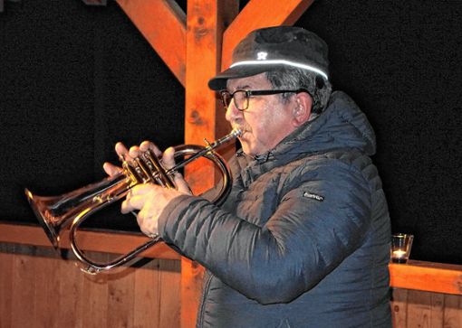Weihnachtliche Trompetenklänge: Gioacchino Giaisi gab an Heiligabend ein berührendes Konzert vor dem Milchhüsli. Foto: Gudrun Gehr