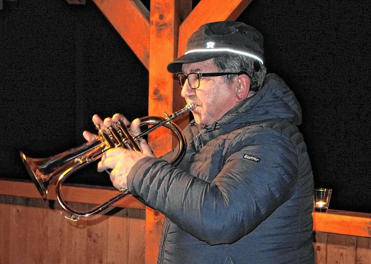 Weihnachtliche Trompetenklänge: Gioacchino Giaisi gab an Heiligabend ein berührendes Konzert vor dem Milchhüsli. Foto: Gudrun Gehr