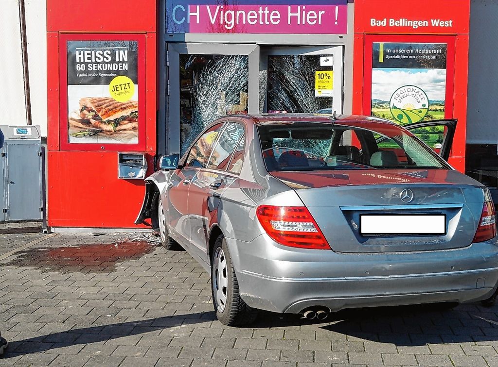 Bad Bellingen: Wagen kracht in Eingangstür
