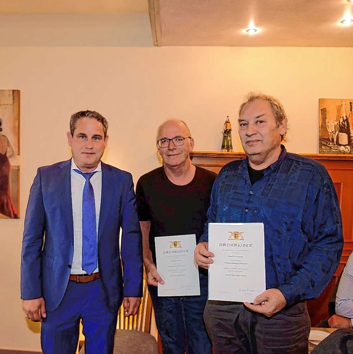Jens Reichert (Mitte) und Ulrich Fingerlin (rechts) erhalten die Urkunde des Landes für 40 Jahre Betriebstreue.