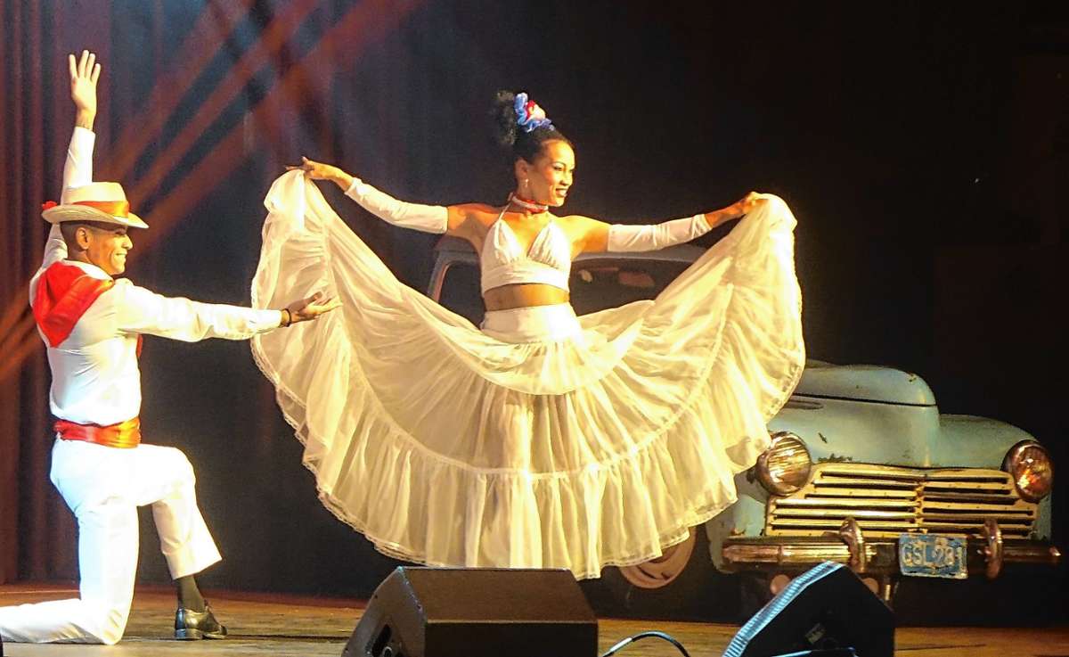 Mitreißende Tanznummern prägten die Show „Pasión de Buena Vista“ in der Schopfheimer Stadthalle. Foto: Jürgen Scharf
