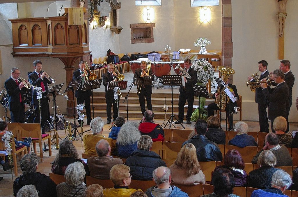 Von leise bis kraftvoll reichte die Klangvielfalt, mit der die elf Musiker von „Querblechein“ die Grenzacher Kirche ausfüllten. Foto: Rolf Reißmann Foto: Die Oberbadische