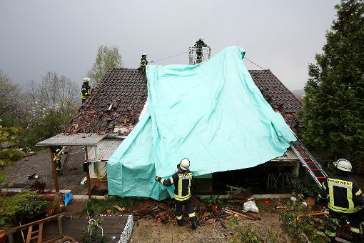 Nach dem die Löscharbeiten abgeschlossen waren, wurde das teils zerstörte Dach mit einer großen, wasserdichten Plane bedeckt. Foto: Kristoff Meller Foto: mek