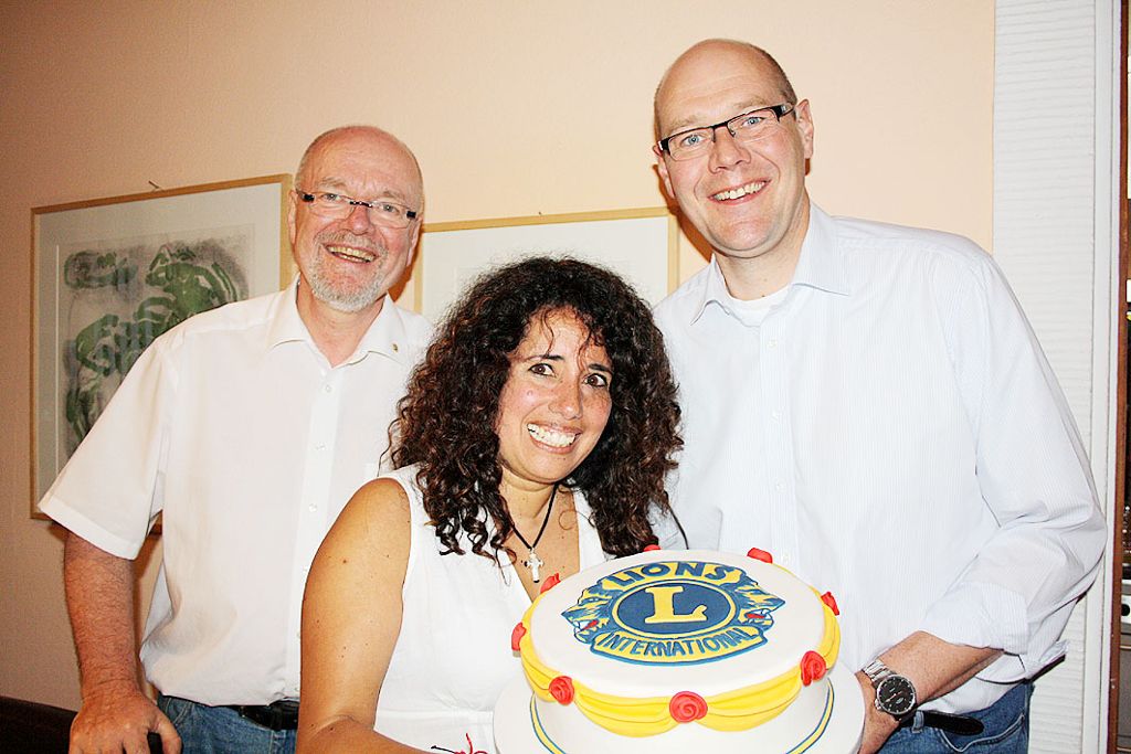 Tonio Paßlick (von links) hat die Leitung des Weiler Lions-Clubs an die neue Präsidentin Lucia Katzenstein und ihren Vize Ulf Bleckmann übergeben.  Foto: zVg Foto: Weiler Zeitung