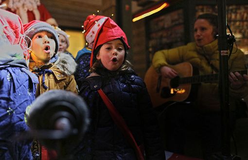 Der Kindergarten „Sapperlot“ sang mehrere Weihnachtslieder. Foto: Kristoff Meller Foto: mek