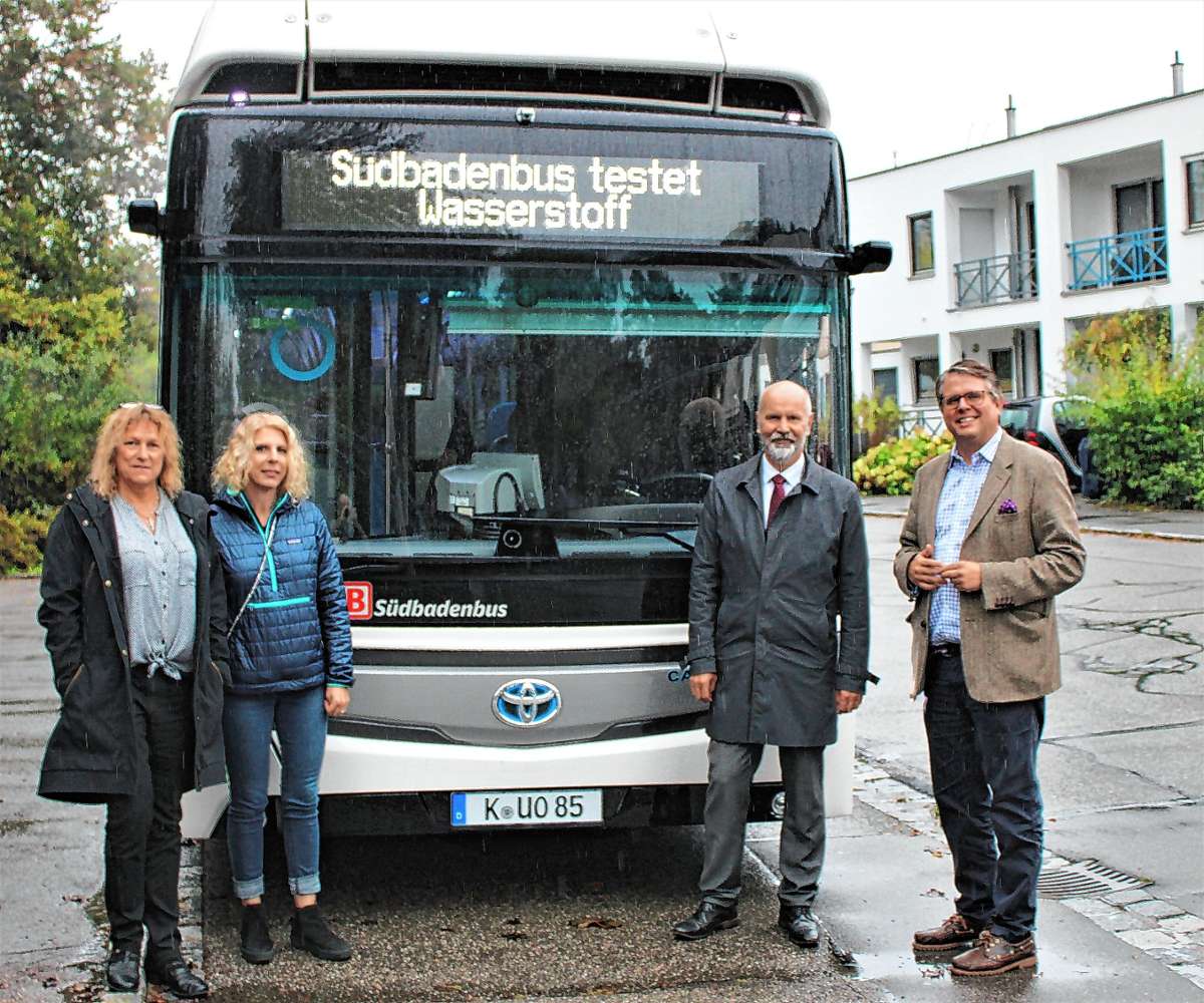 Fuhren mit einem mit Wasserstoff betriebene Bus aufs Neufeld (von links): Doris Munzig, Inga Nietz, Manfred Hovenjürgen und Bürgermeister Tobias Benz. Foto: Rolf Reißmann
