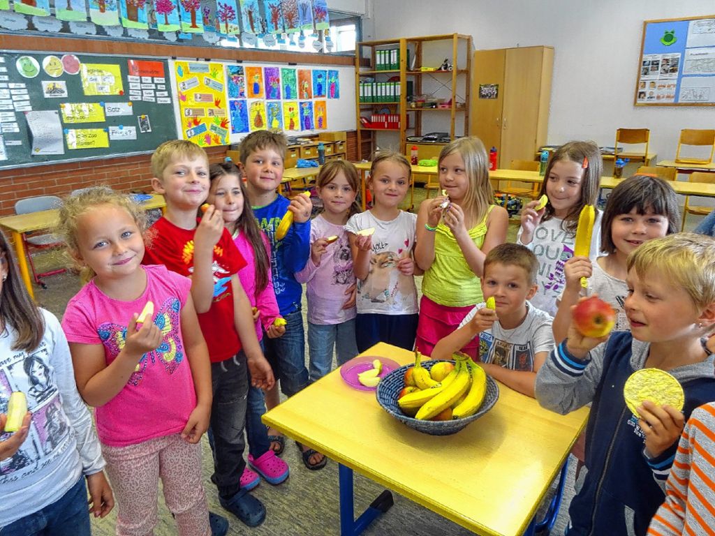 Die Schüler zeigen, dass Obst eine leckere Sache ist. Foto: zVg Foto: Markgräfler Tagblatt
