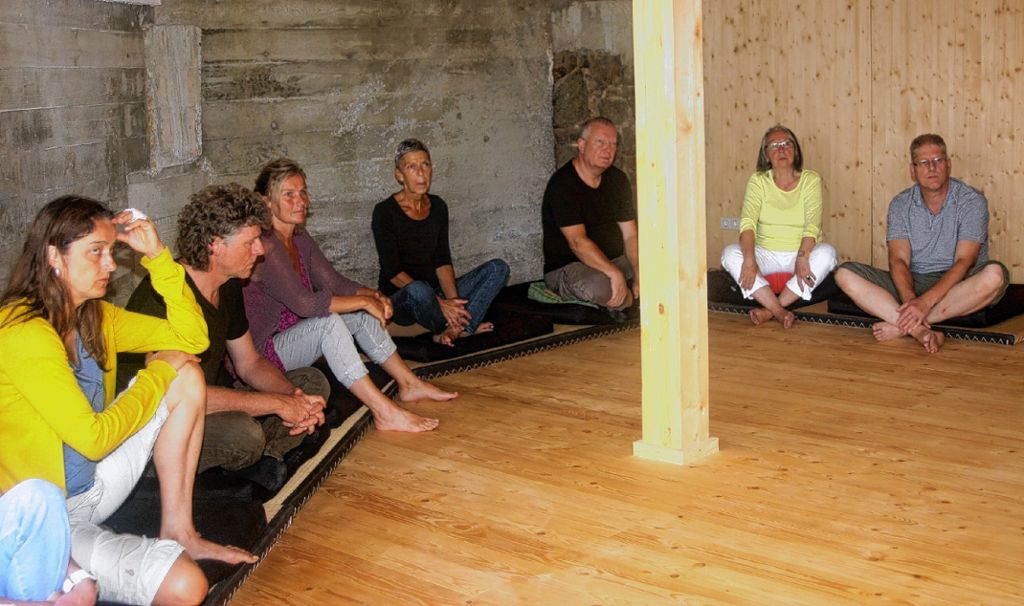 Besucher der Zenklause bei der Sitz-Meditation, die helfen soll, wieder zu sich selbst zu finden.  Fotos: Heiner Fabry