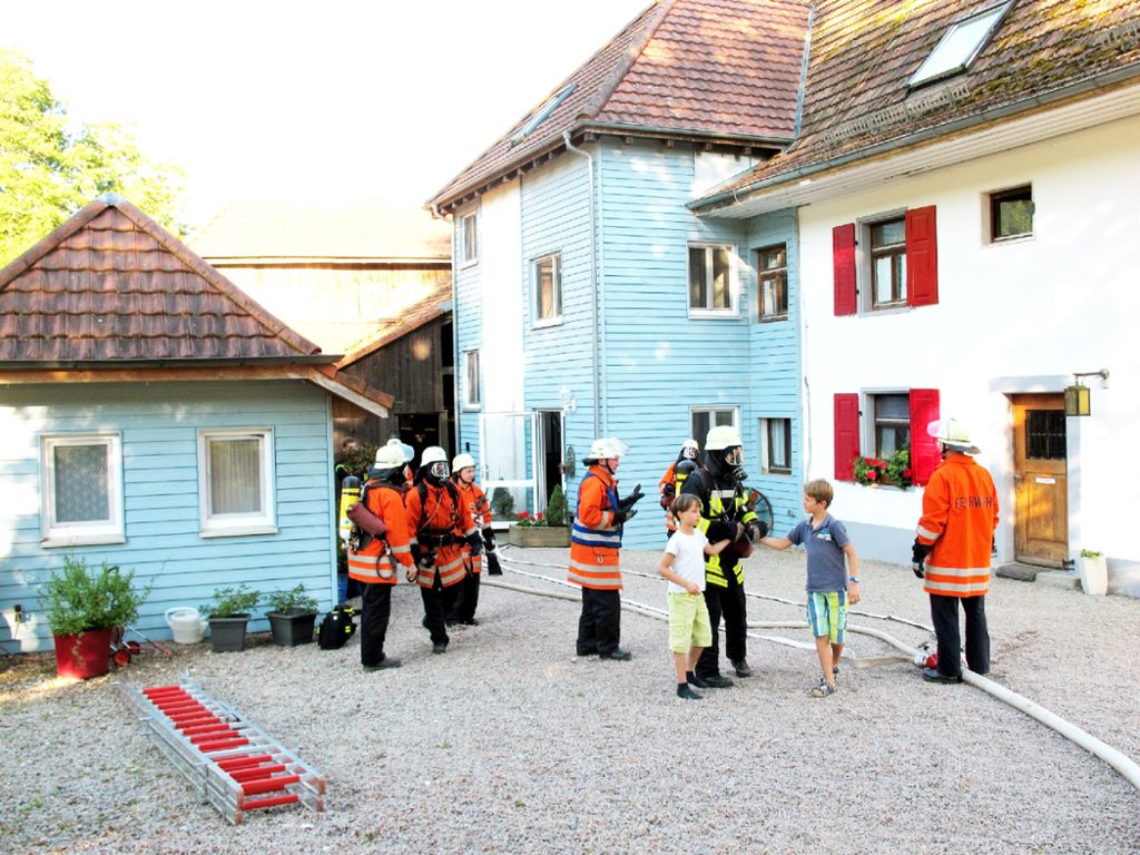 Kandern: Die Feuerwehr kommt – und die Kinder sind aus dem Häuschen