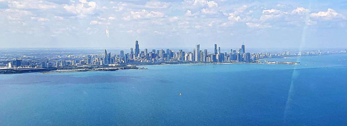 Anflug auf Chicago am Michigan-See mit der bekannten Skyline und den vielen Wolkenkratzern