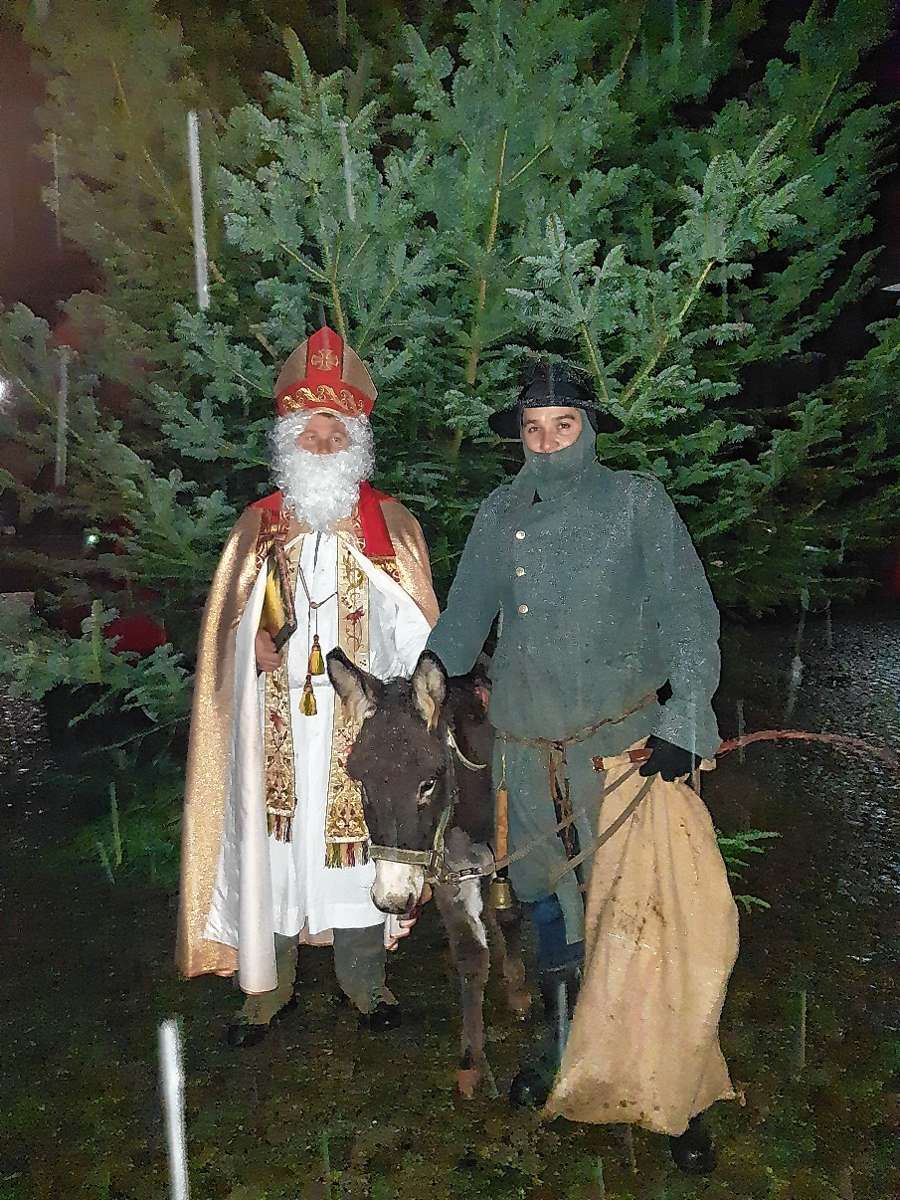 Der Nikolaus und sein Knecht Ruprecht waren in Mambach unterwegs. Foto: Silvia Hierholzer