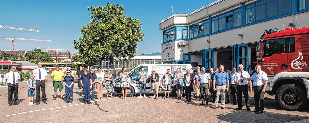 Neuenburg: Firmen sponsern Mannschaftstransportwagen für die Neuenburger Feuerwehr