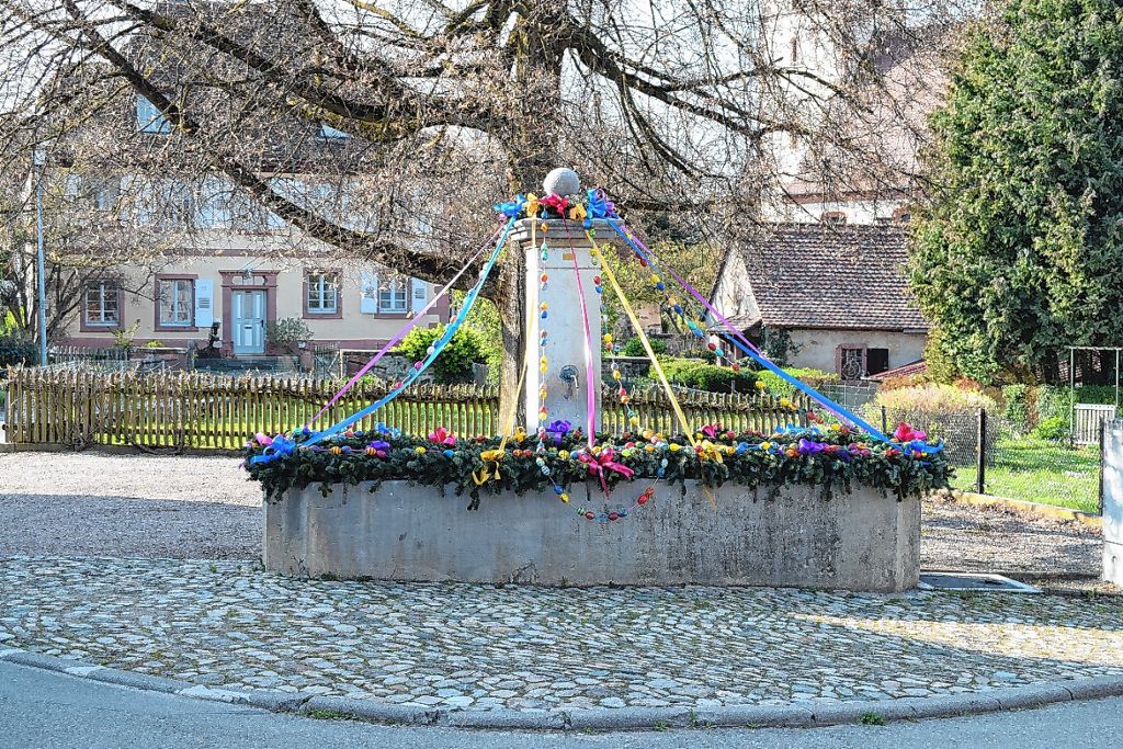 Schallbach: Landfrauen schmücken Brunnen