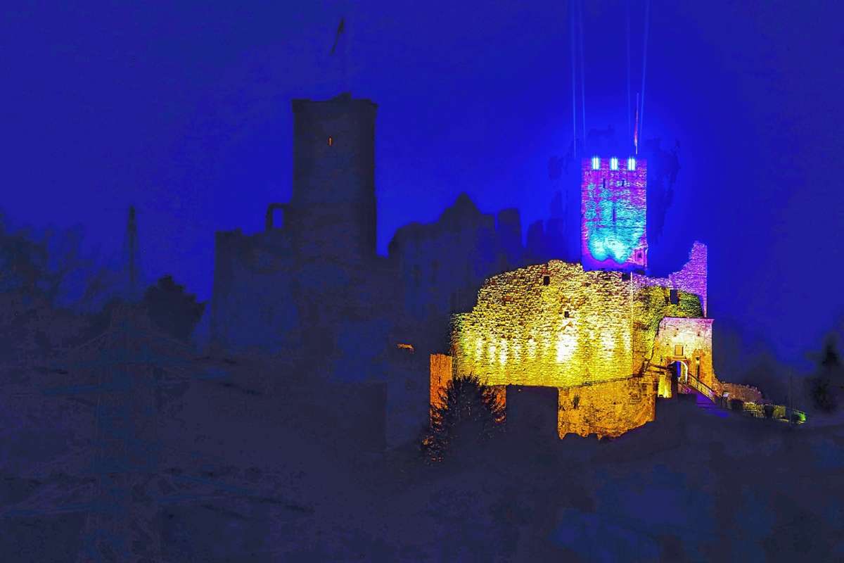 Lörrach: Burg Rötteln erstrahlt blau-gelb