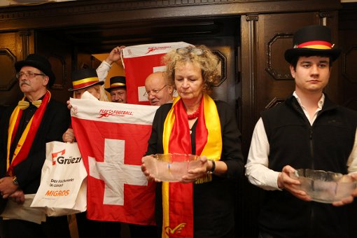Das „Stadtrot-Chörli“ nahm auch die Schweizer ins Visier. Fotos: Kristoff Meller Foto: mek