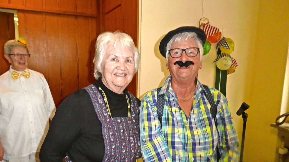 Senioren feiern Fasnacht: Hausens Burgi führt die Polonaise an