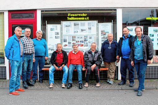 Einige der Mitglieder des Traditionsvereins, darunter (zweiter von links) auch Vereinsvorsitzender Joachim Bartusch, vor ihrem neuen Vereinsheim in Haltingen. Foto: Reinhard Cremer