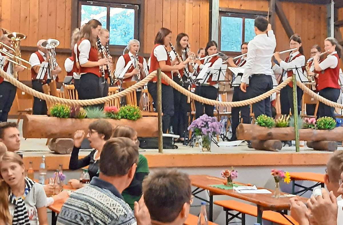 Oktoberfest beim Musikverein Freundschaft Wies: Das Publikum klatscht fleißig mit