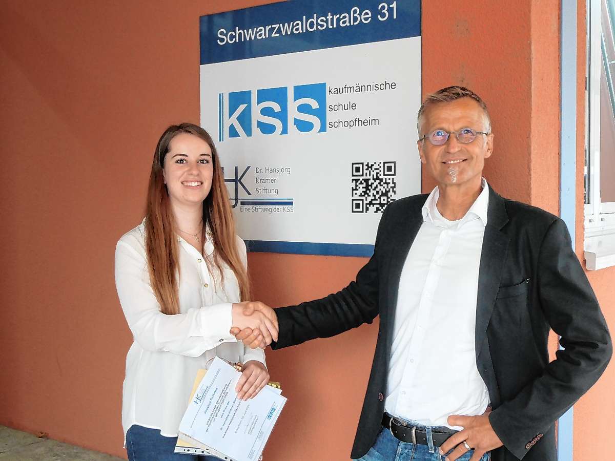 Jessica Schmid, Preisträgerin des Dr.-Hansjörg-Kramer-Preises, mit Schulleiter Jürgen Herrmann Foto: zVg