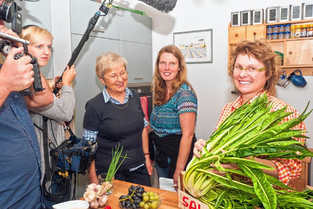Gruppenbild mit Gemüse: Karin Schindler mit der Catalogna, Kirsten Ruppel und Gertrud Stange (v.r.) beim Drehtermin des SWR in ihrer Küche  Foto: zVg Foto: Weiler Zeitung