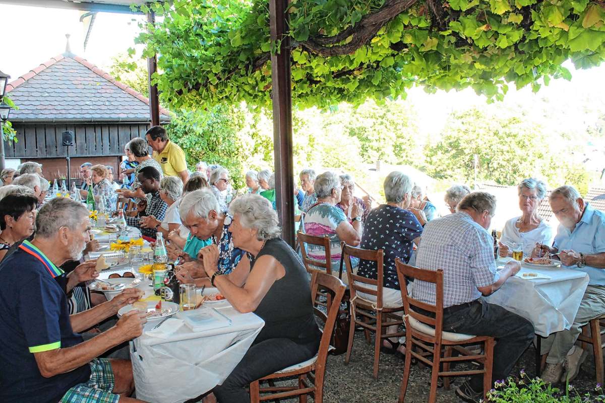 Zum Sommerfest trafen sich die Mitglieder des ökumenischen Seniorenclubs Istein-Huttingen am Donnerstagabend im Pfarrgarten in Istein. Foto: Ralph Lacher