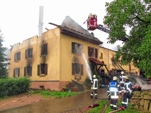 Immer wieder flammten Glutnester auf und erforderten nochmalige Einsätze der Feuerwehr. Foto: Weiler Zeitung