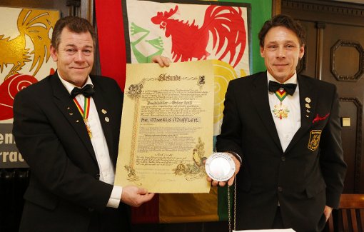 Andreas Glattacker (l.) und Stephan Vogt mit dem „Drochehüüler“-Orden für Markus Muffler. Fotos: Kristoff Meller Foto: mek