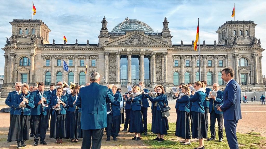 Bad Bellingen: Musiker spielen Badener Lied vor Berliner Kulisse