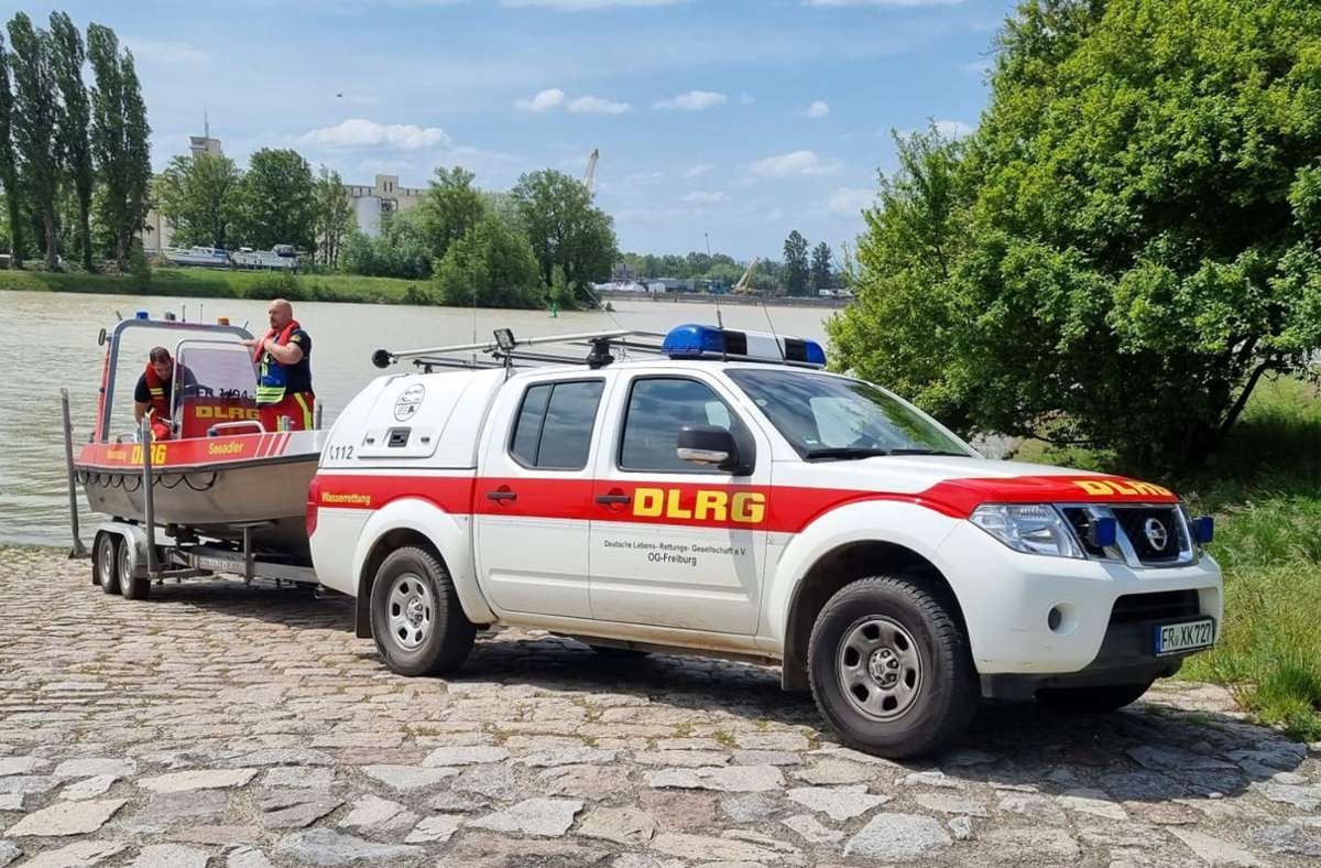 Neben den Feuerwehrbooten aus Neuenburg und Breisach war auch die DLRG-Wasserrettung mit einem Boot im Einsatz. Foto: zVg/DLRG Breisgau