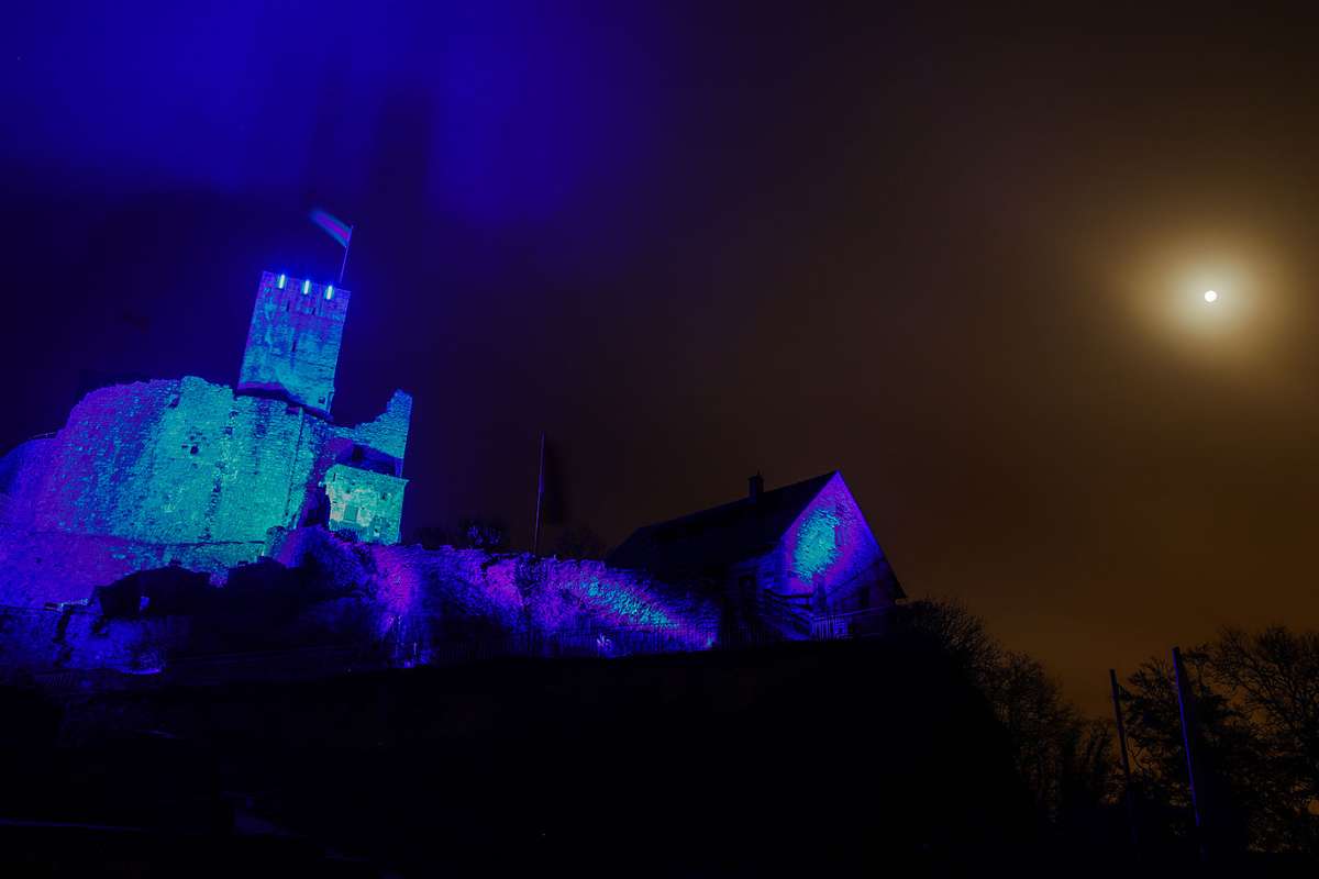 Teile der Burg Rötteln erstrahlen heute Nacht ausnahmsweise in Blau und erinnern damit an den heutigen Internationalen Tag der Kinderrechte.