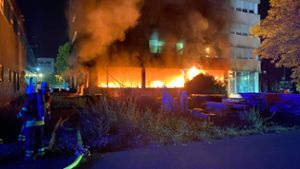 Feuerwehr im Einsatz: Gebäude steht in Weil am Rhein in Brand