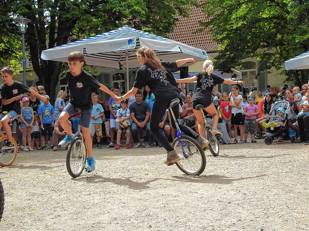 Einradfahren will gelernt sein: Die Kinder zeigten beim Stadtteilfest ihr Können. Foto: Martina Proprenter
