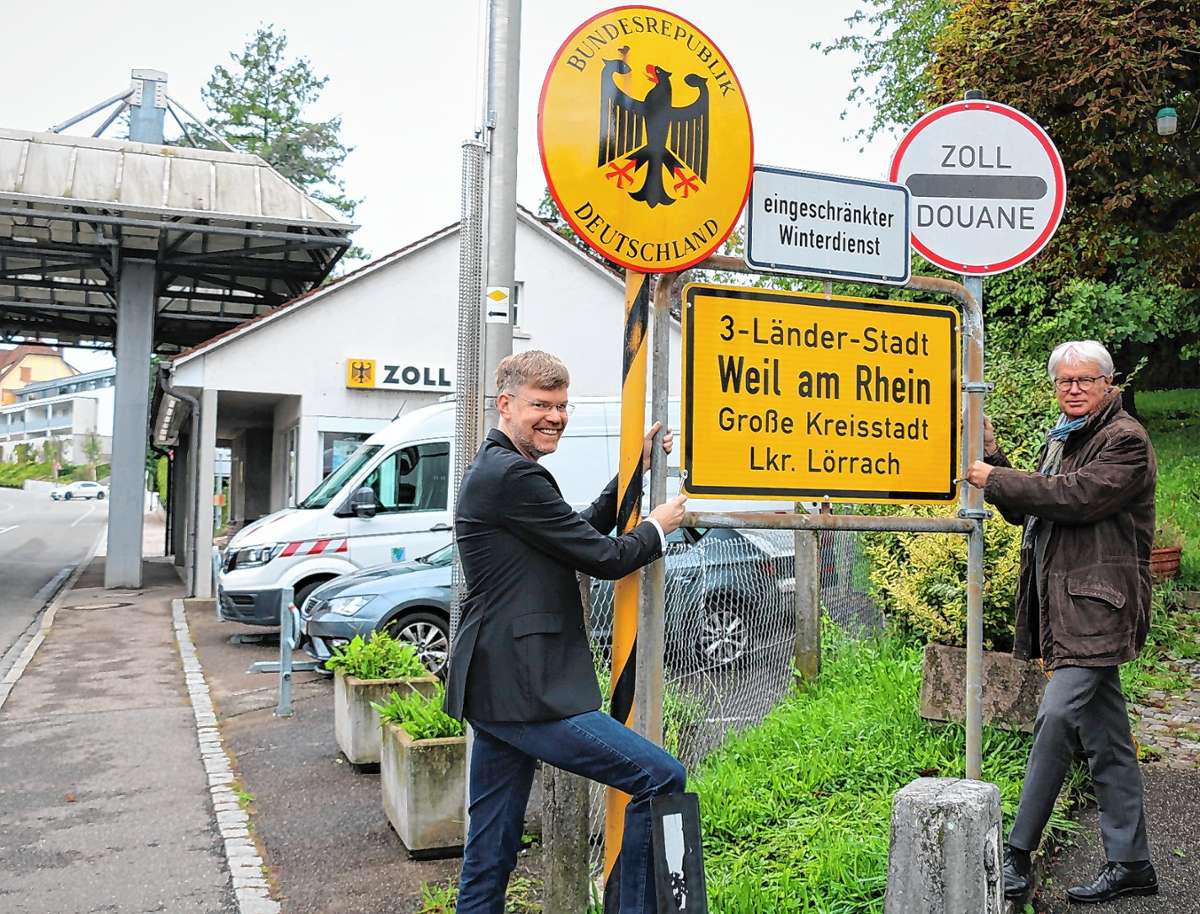 Erster Bürgermeister Rudolf Koger (rechts) und Kulturamtsleiter Peter Spörrer am neuen Ortsschild Foto: zVg/Bähr
