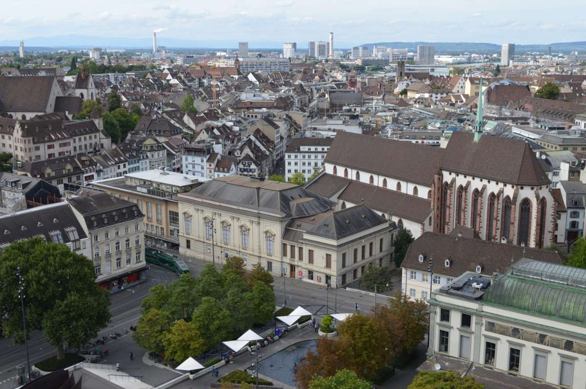 Basel: Erwerbsfähige ziehen in die Schweiz