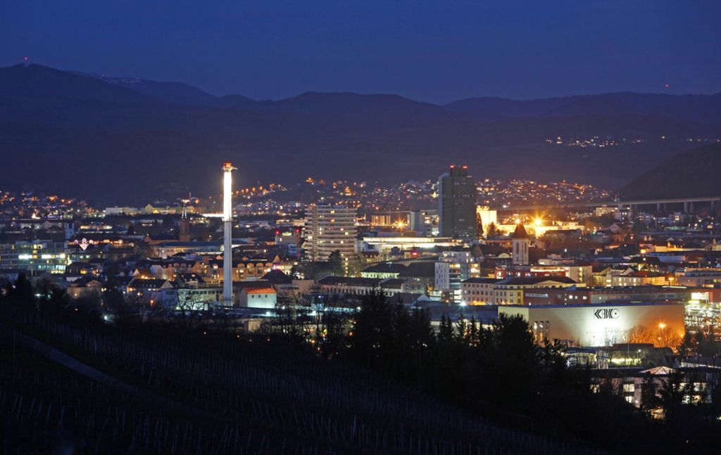 Blick vom Tüllinger Berg auf die hell erleuchtete Stadt Lörrach: Am Samstagabend sollen für eine Stunde die Lichter ausgeschaltet werden. Foto: Kristoff  Meller
