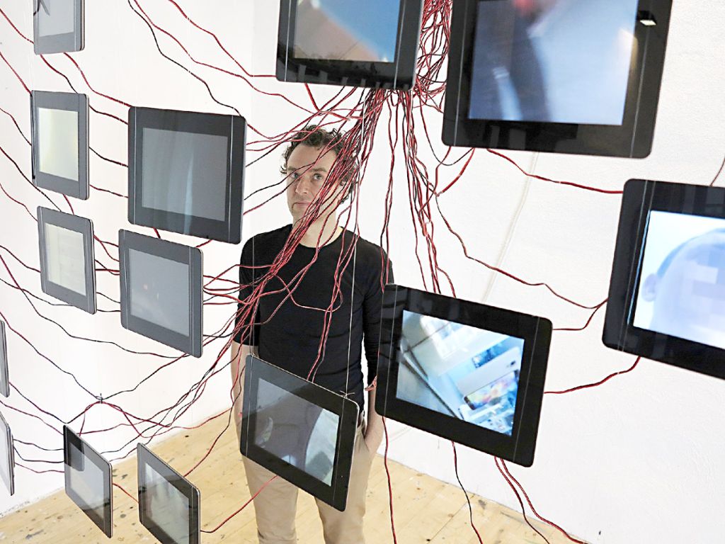 Kabel wie Nervenbahnen: Florian Mehnert und seine jüngste Videoinstallation „Menschentracks“ Foto: Dorothee Philipp Foto: Weiler Zeitung