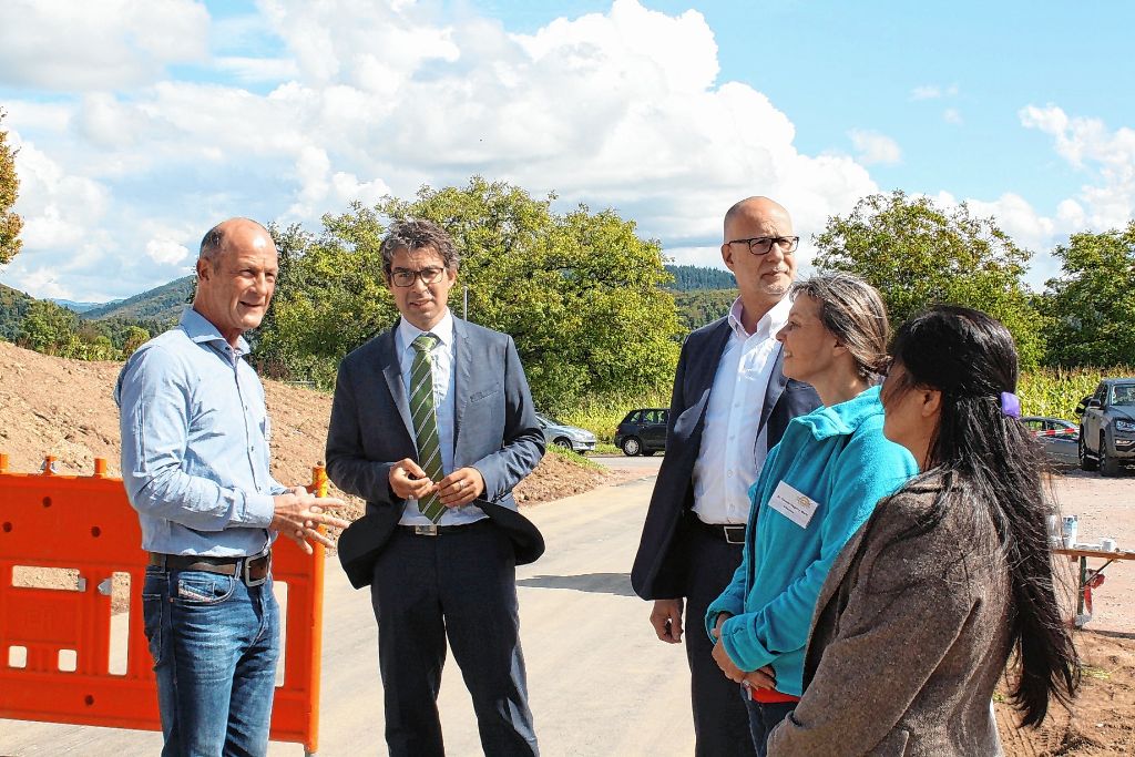 Umweltstaatssekretär Andre Baumann (Zweiter von links) war zu Gast in Hägelberg.   Foto: zVg Foto: Markgräfler Tagblatt