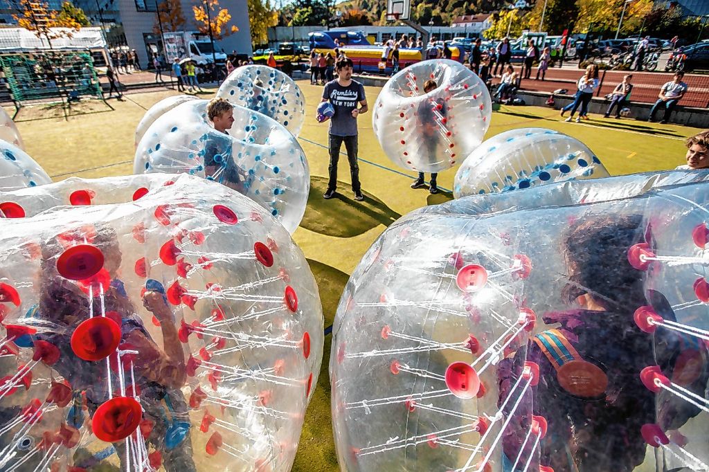 Beim „Bubble Fußball“ werden bisweilen auch die gut geplsterten Akteure ins Tor befördert.   Foto: Mike Bach Foto: Die Oberbadische