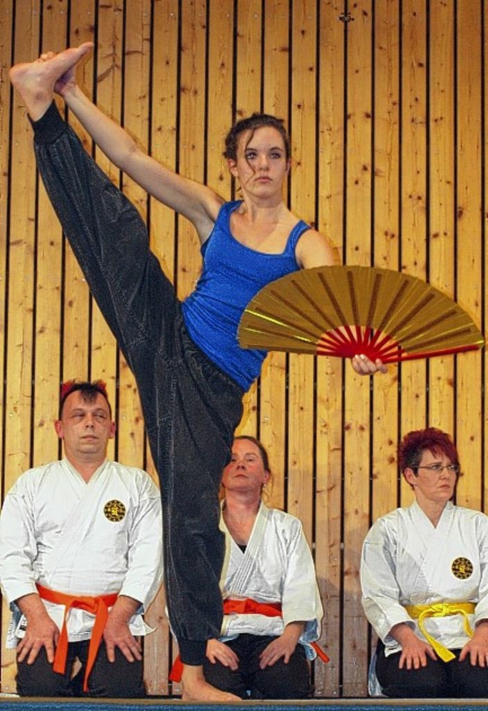 Die  Shaolin Kämpferin  zeigte  große Körperbeherrschung.