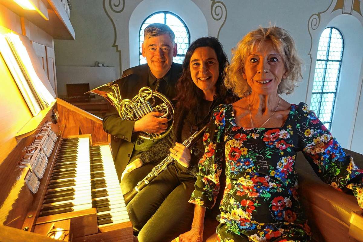 Das Trio Cantabile mit Irmtraud Tarr (vorne), Heike Rügert und Heiner Krause, hier an der Orgel in der Schlosskirche Beuggen. Foto: Jürgen Scharf