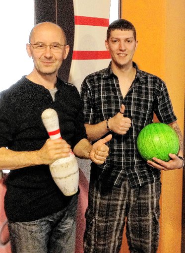 Jörg Lompscher, der Vorsitzende des Bowlingvereins Weil am Rhein und  sein Stellvertreter Robert Fischer (v.l.)  Foto: zVg Foto: Weiler Zeitung