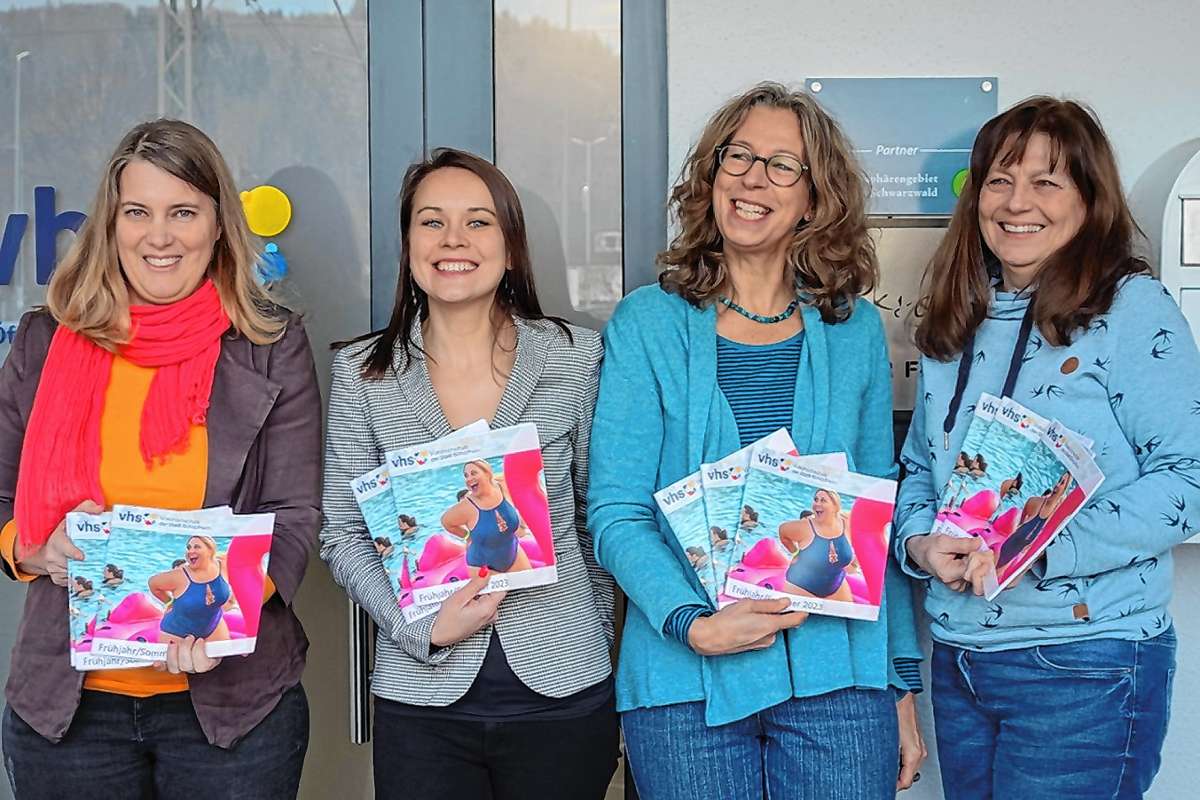Das Team der VHS Schopfheim stellt das neue Programmheft vor: (von links) Katrin Nuiro, Katja Umnov, Ruth Simons und Simone Hohler; nicht auf dem Foto ist Angelika Strütt.