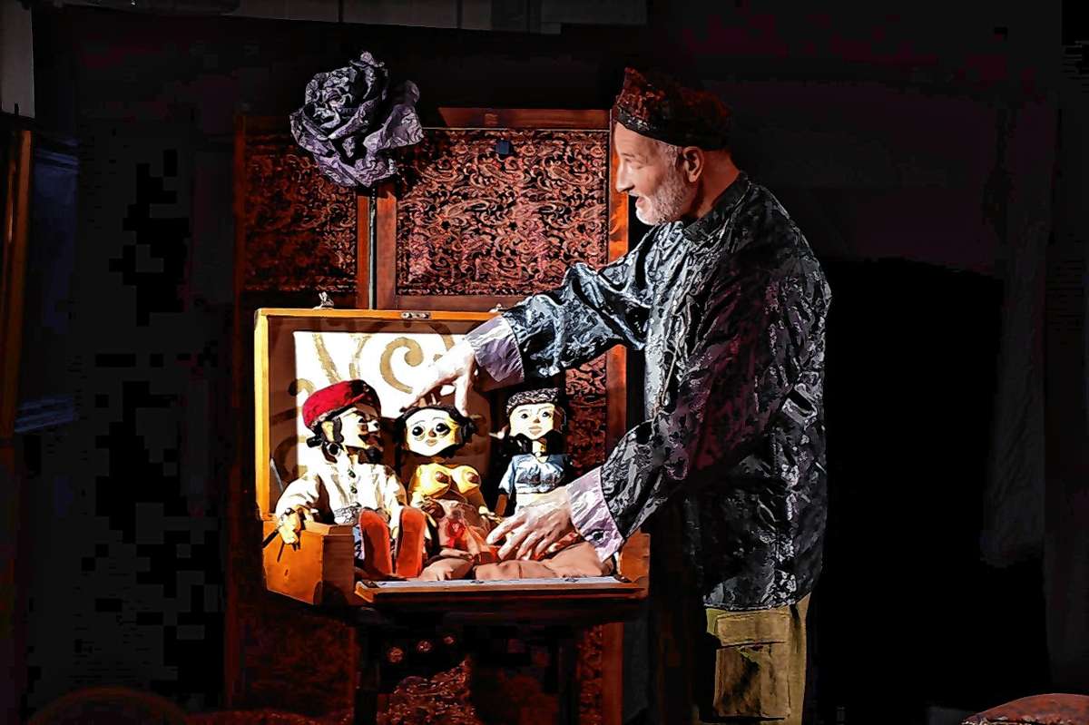 Thomas Glasmeyer bot Puppentheater aus Tausendundeiner Nacht für Erwachsene im Wasserschloss. Foto: Heinz Vollmar