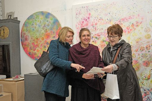 Die Künstlerin Dina Rosas (Mitte), Ateliergemeinschaft Aichelepark, im Gespräch mit zwei Besucherinnen Foto: Die Oberbadische