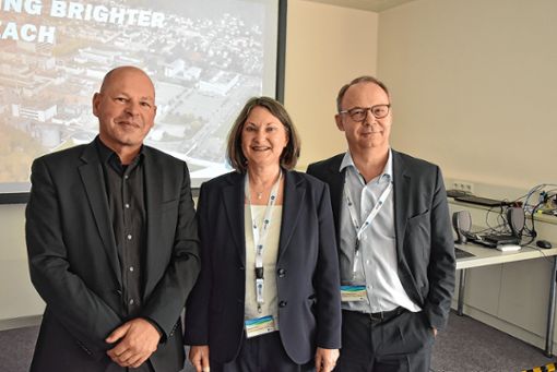 Bärbel Schäfer führte gestern intensive Gespräche zum Thema Nachhaltigkeit und CO2-Einsparung mit    DSM-Geschäftsführer Martin Haefele (links) und   CEO  Chris Goppelsroeder.   Foto: Heinz Vollmar