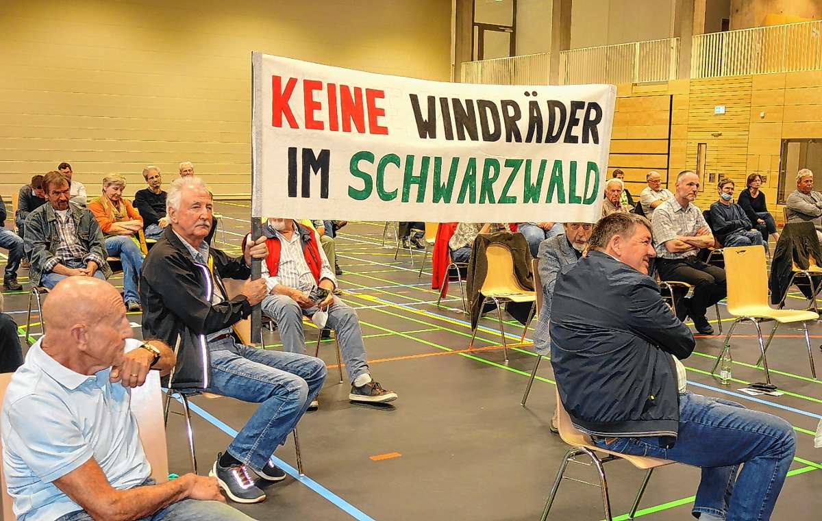 Protest gegen den geplanten Bau von Windrädern: Bürger des Kleinen Wiesentals waren in die neue Schönauer Mehrzweckhalle gekommen.