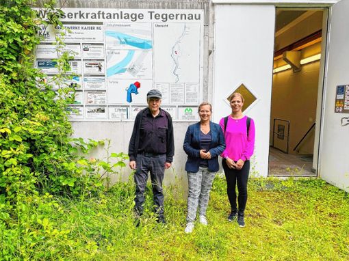 „Wasserkraft darf nicht nachrangig behandelt werden“: (von links) Gerhard Kaiser, Diana Stöcker und Julia Neff beim Besuch der Wasserkraftanlage in Tegernau. Foto: Büro Diana Stöcker